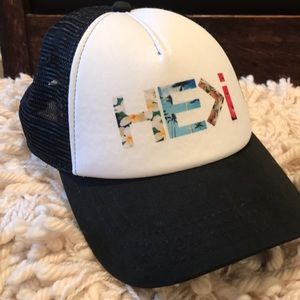 HE>i trucker hat.